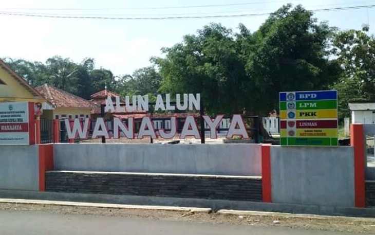Alun alun kantor desa wanajaya