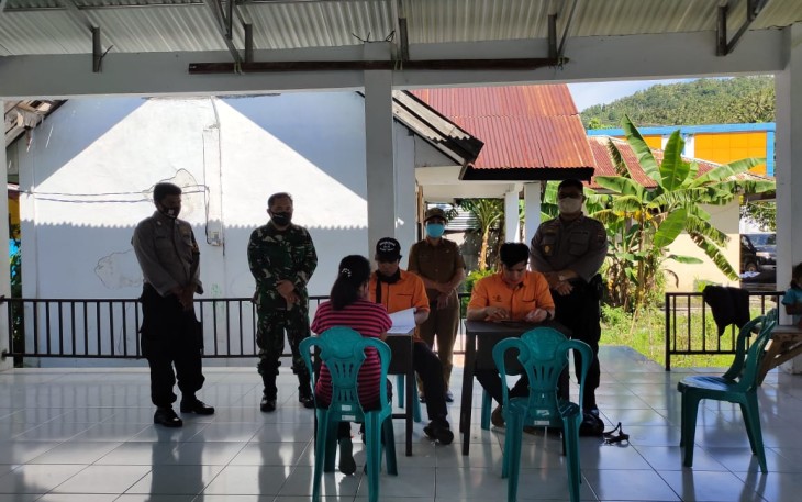 Warga kelurahan kelapa dua saat terima BST