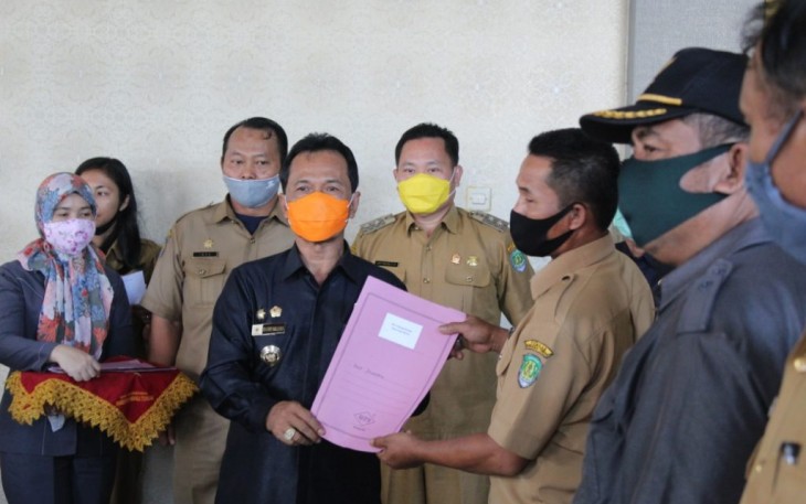Bupati Bengkulu Tengah Ferry Ramli Serahkan Bantuan Secara Simbolis Kepada Kepala Desa 