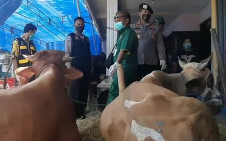 Tim gabungan menggelar cek kesehatan hewan kurban di wilayah Kecamatan Laweyan Kota Solo Jawa Tengah.