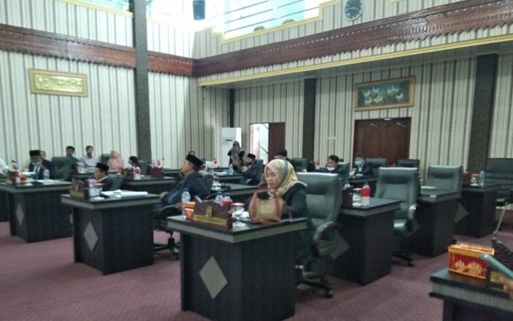 Para anggota DPRK Aceh Singkil saat mengikuti rapat paripurna digedung dewan Setempat.