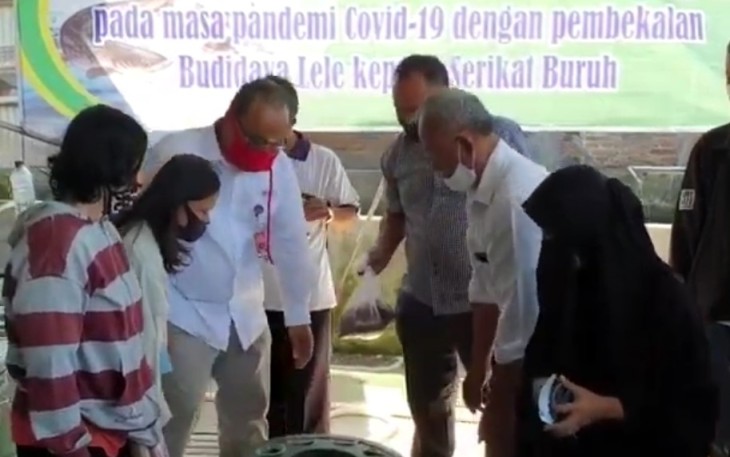 Polresta Solo memberikan bantuan paket bibit ikan lele dan pelatihan budikdamber kepada para buruh yang tergabung dalam KSPSI di Kota Solo Jawa Tengah.