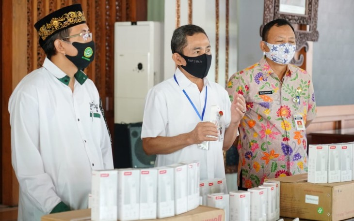 Bupati menyerahkan thermogun untuk dipergunakan seperlunya