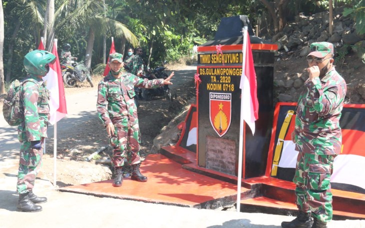 Kasdim Pati ketika meninjau TMMD Sengkuyung Tahap II