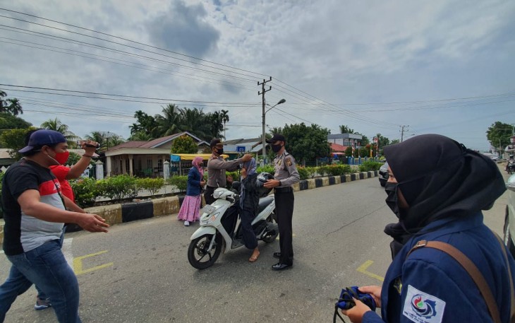 Polisi Sosialisasi AKB dan Bagikan Masker ke Pengendara