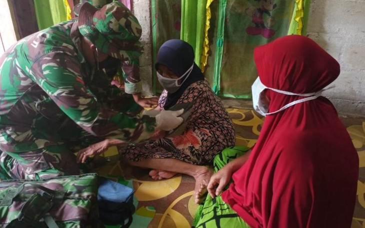 Tim Medis Satgas TMMD Ke-108 Kodim 0105/Aceh Barat Beri Pelayanan Dan Obat-Obatan Gratis
