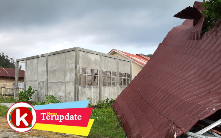 Atap sekolah PAUD Riski Ananda Desa Asantola Pulau Banyak Barat Kabupaten Aceh Singkil yang terbang dan terbongkar ketanah.