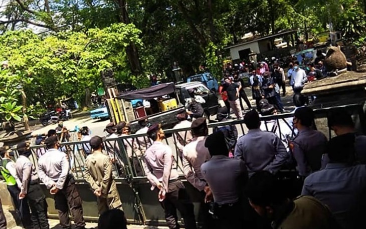 Aksi Aliansi Mahasiswa Tulungagung Indonesia (AMTI) di depan gedung DPRD Kabupaten Tulungagung