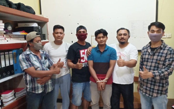 Tersangka (tangan diikat) saat diamankan