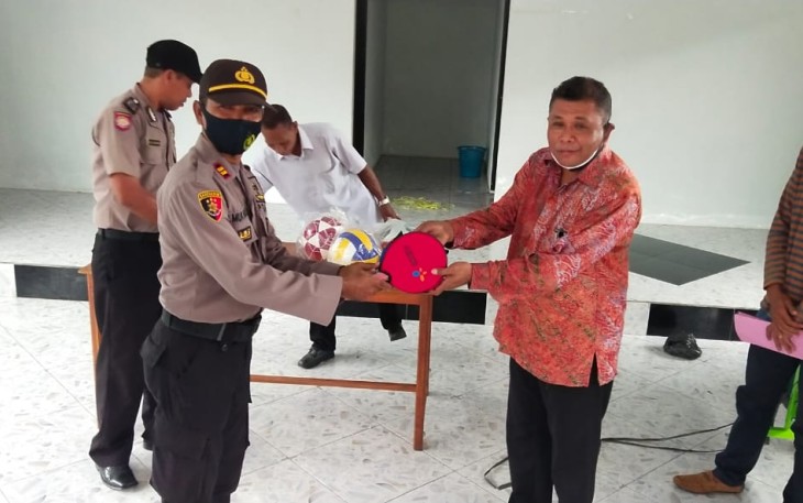 Kapolres SBB Serahkan Bantuan Kepada IPMAL dan Pemuda Desa Latu