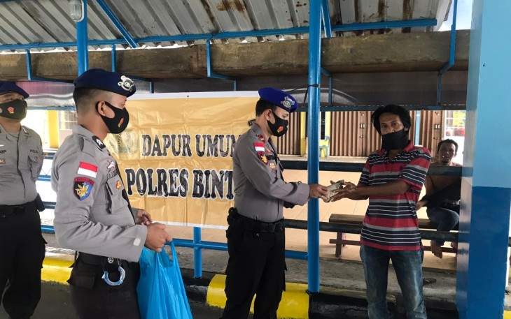 Dapur Umum Sat Polairud Polres Bintan Bagikan Makanan kepada Masyarakat