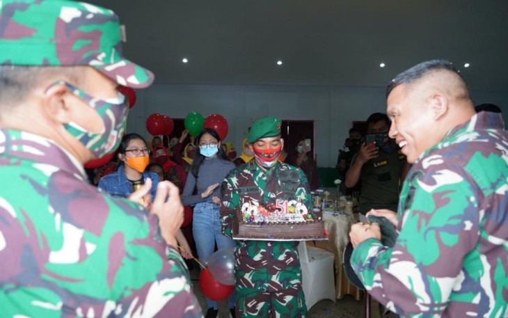 Danrem Terima Kejutan Pangdam XIV/Hsn dan Keluarga Besar Korem 143/HO