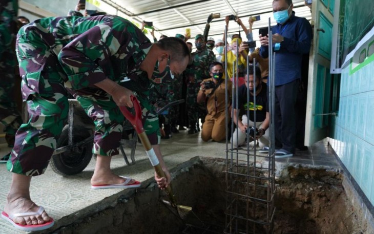 Pangdam XIV/Hsn Lakukan Peletakkan Batu Pertama Pembangunan Masjid Al Akbar dan Penyerahan Kunci RTLH Bedah Rumah