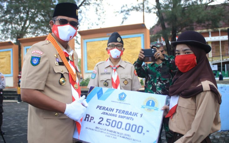 Penyerahan bantuan secara simbolis