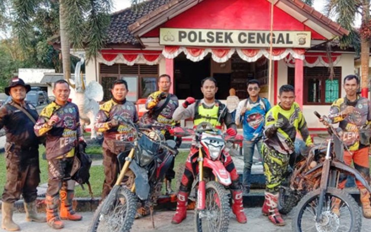 Kapolres dan anggotanya saat menyambangi Mapolsek Cengal
