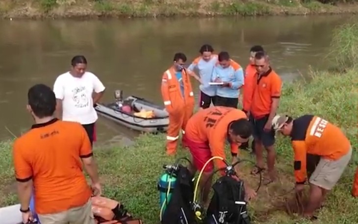 Tim SAR Gabungan melakukan pencarian terhadap bocah tenggelam di sungai Bengawan Solo.