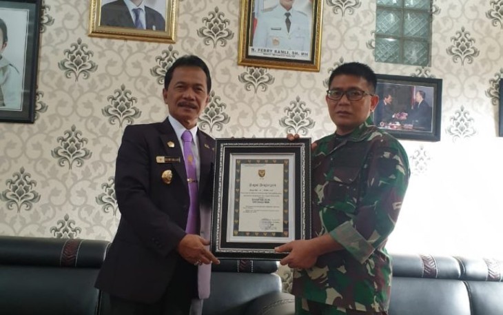 Bupati Bengkulu Tengah Ferry Ramli Terima Penghargaan Dari Pangdam II Sriwijaya