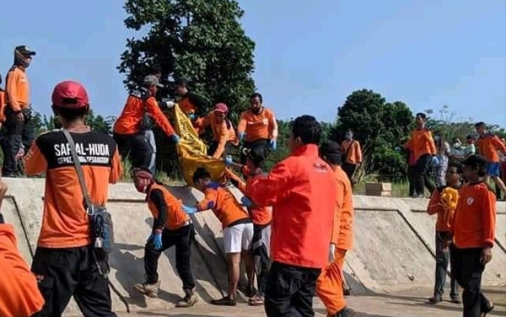 Tim SAR melakukan evakuasi terhadap jasad Julian Tri Utomo (11), korban yang tenggelam dan hilang di sungai Bengawan Solo.