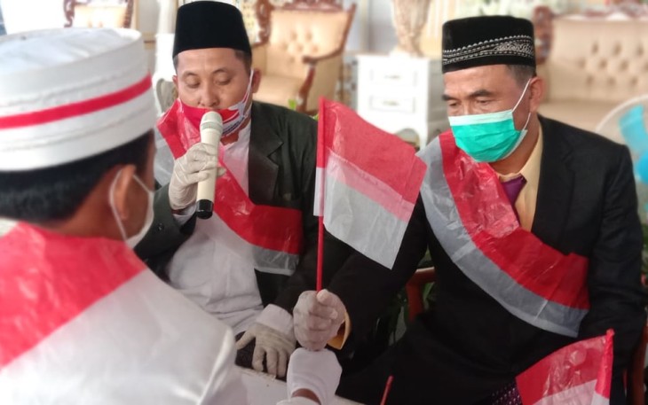 Prosesi akad nikah Koko Sektiaji dan Putri Anggraini menggunakan tongkat bendera. Ismail Yugo/I news TV