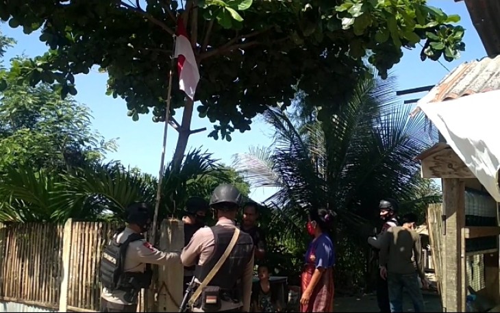 Brimob Sosialisasi Protokol Kesehatan serta Bagikan Masker dan Bendera Merah Putih