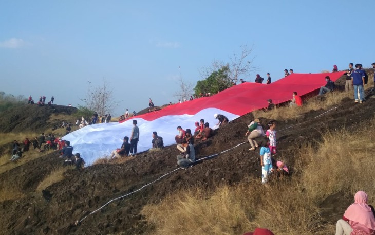 Pembentangan Bendera Merah Putih raksasa di Bukit Platar Ombo Desa Gentan Kecamatan Bulu Kabupaten Sukoharjo dalam rangka menyongsong HUT Ke-75 Republik Indonesia