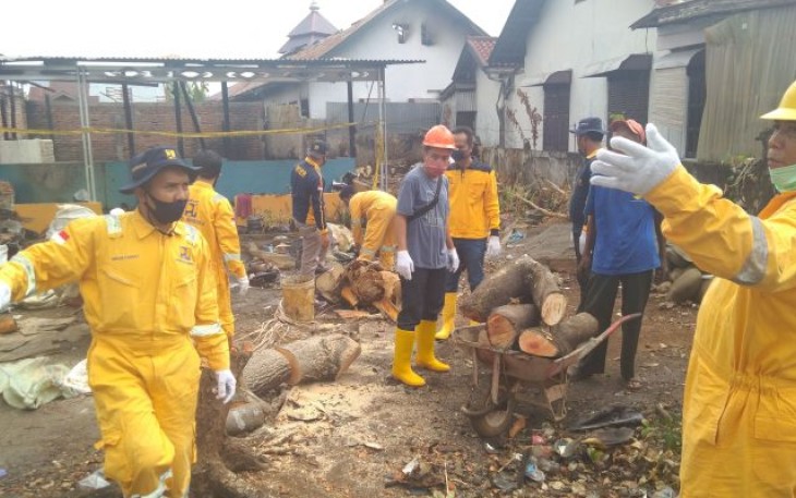 Proses Pembersihan Yang Dilakukan Oleh Dinas PUPR Kota Bengkulu di Rumah Korban Kebakaran 