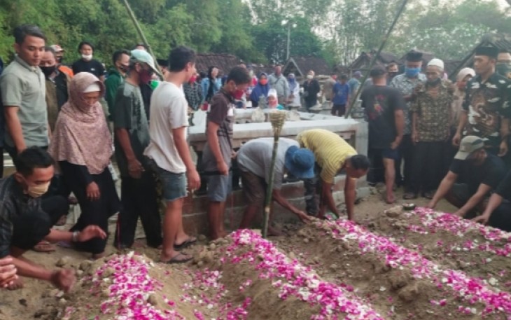 Pemakaman empat korban pembunuhan di Astanalaya Curidan RT 01 RW 06 Kelurahan Bulakrejo Kecamatan Sukoharjo Kabupaten Sukoharjo Jawa Tengah