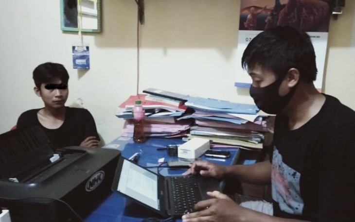 Terduga pelaku saat diperiksa penyidik