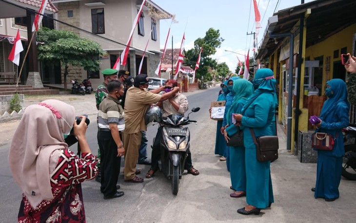 Pembagian masker gratis kepada warga Ngunut