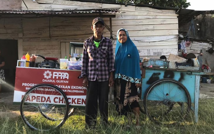 Ponidi bersama istri saat menerima gerobak