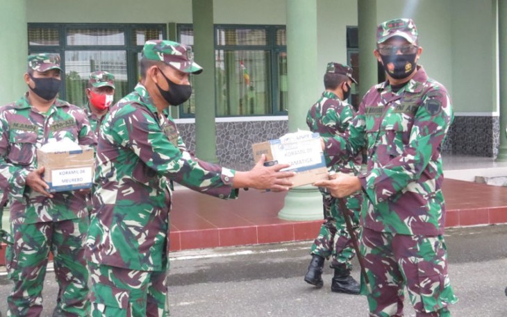 Dandim 0105/Aceh Barat Serahkan Masker Secara Simbolis Kepada Para Danramil