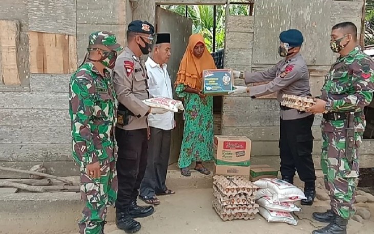 TNI-Polri Lhokseumawe Bantu Sembako Kepada Warga Miskin