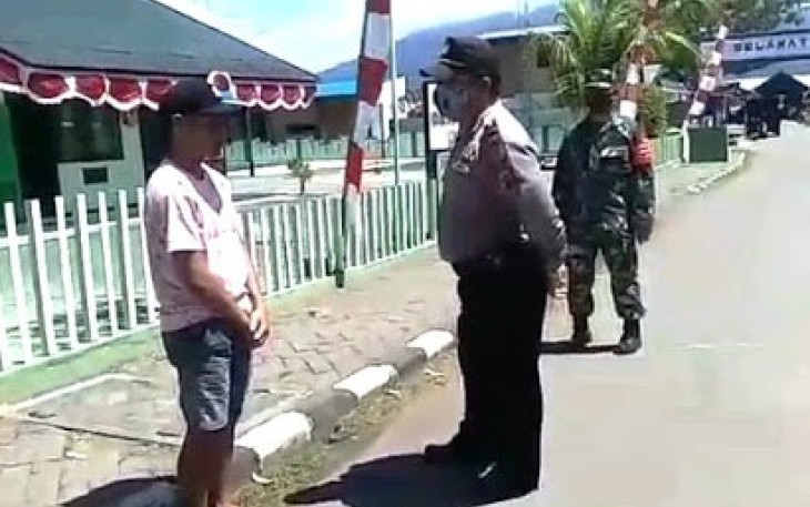 Foto Kata lembeh dan personil Koramil 1310-02/lembeh saat memberikan sanksi kepada warga yang kedapatan tidak memakai masker