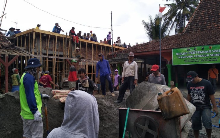Pemdes Kalidawe Babhinsa Babinkamtibmas dan masyarakat gotong royong pengecoran atap balai desa