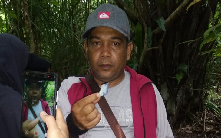 Kabid Kebudayaan Disdikbud Aceh Singkil M Najur memperlihatkan pecahan peninggalan sejarah Singkil Lama.