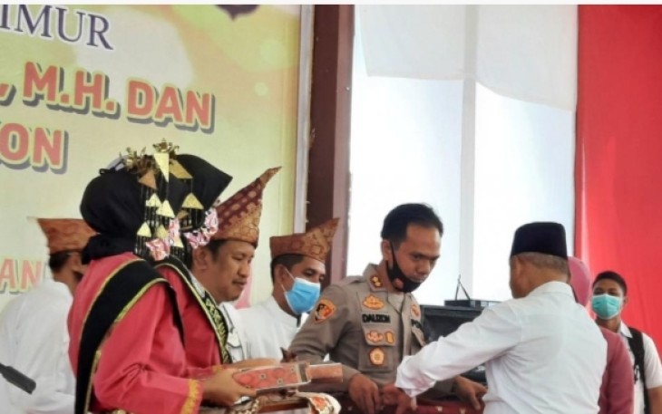 Kapolres OKU Timur AKBP Dalizon Diberi Gelar Adat Perwira Mustika Bangsawan