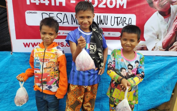 Senyum Anak-anak Korban Banjir Luwu Utara Saat Menerima Daging Qurban