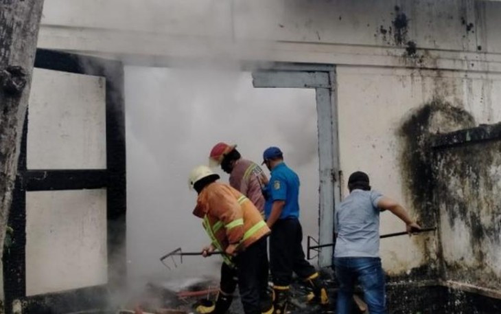 Bangunan Rumah Peninggalan Belanda di eks PG Koenir Ngunut Terbakar