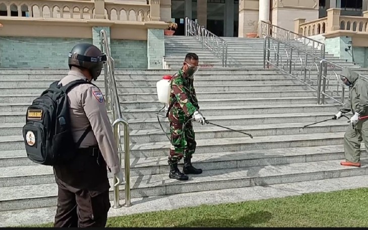 Brimob Gandeng TNI Semprot Disinfektan di Mesjid Islamic Center dan Asrama Polri Lhokseumawe