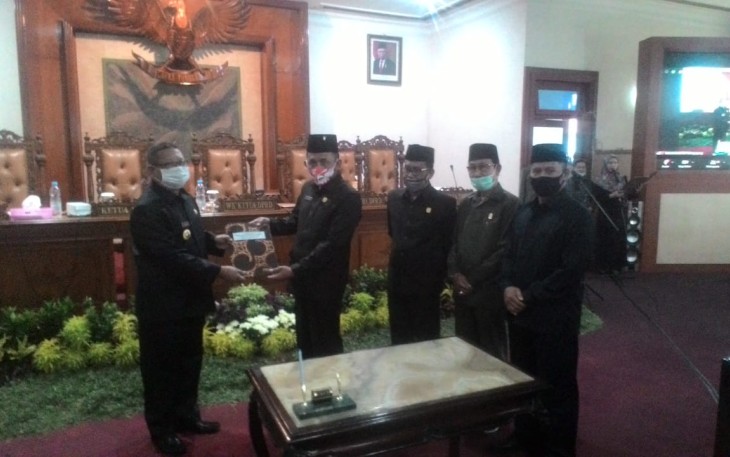 Marsono menyerahkan berita acara penetapan perda perubahan APBD Tahun anggaran 2020 kepada Bupati Tulungagung Maryoto Bhirowo didampingi para Wakil Ketua DPRD Tulungagung