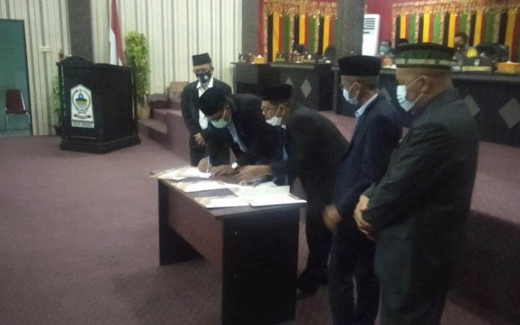 Bupati Aceh Singkil Dulmusrid bersama Pimpinan DPRK menyetujui R-APBK Perubahan tahun 2020.