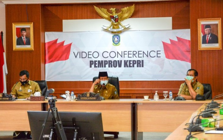 Gubernur Kepri H. Isdianto saat memimpin rapat