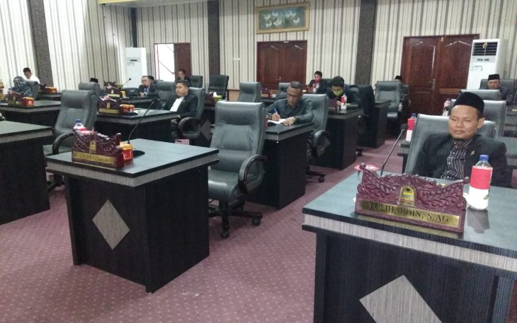 Anggota DPRK Aceh Singkil saat mengikuti paripurna diruang rapat utama gedung dewan Setempat.