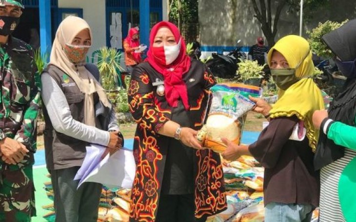 Camat Kampung Melayu Rosminiarty Salurkan Bansos Beras Dari Kementrian Untuk PKH 