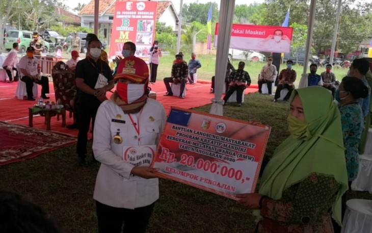 Bupati Tulang Bawang Salurkan Bantuan Melalui Program BMW