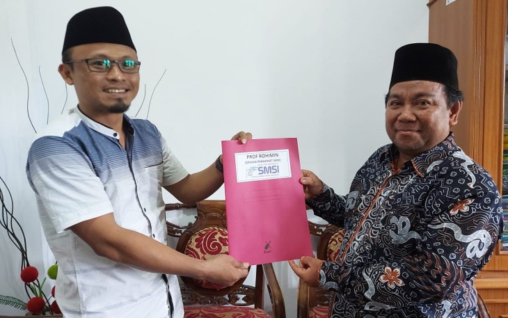 Prof Dr Rohimin (kanan) saat menerima SK dari Ketua SMSI Bengkulu Wibowo Susilo 