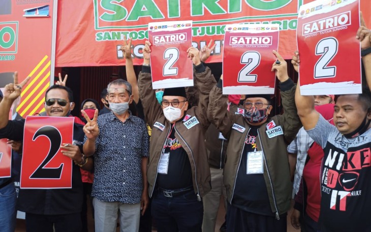 Santoso-Tjutjuk Tunjukkan Nomor Urut Peserta Pilkada Serentak Tahun 2020 (foto: Faisal NR / Klikwarta.com) 
