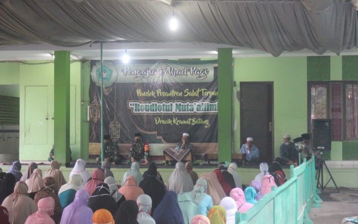 Dandim Batang Letkol Inf Dwison menghadiri pengajian di Pondok Raudhatul Mita Alimin. Minggu, 27/9/2020