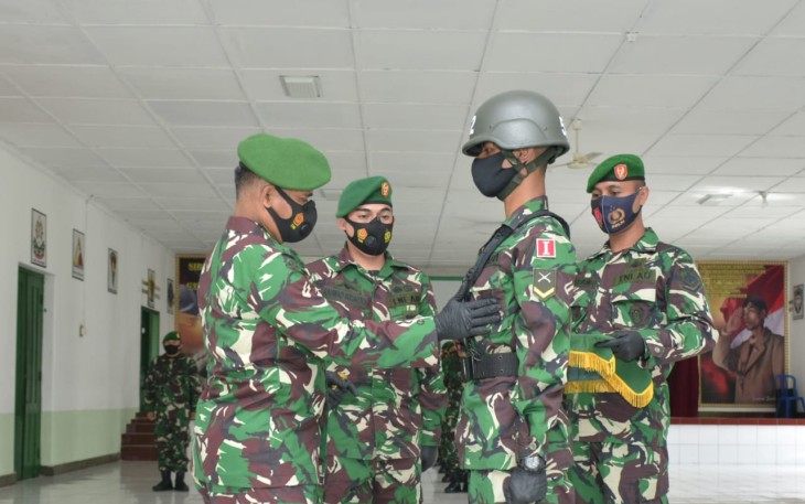 Pangdam IV/Diponegoro Mayjen TNI Bakti Agus Fadjari, S.I.P., M.Si. melalui Danrindam IV/Diponegoro Kolonel Inf Tarsono, S.I.P., M.M menepuk dada salah satu Bintara di Gedung S Parman, Senin 28/9/2020