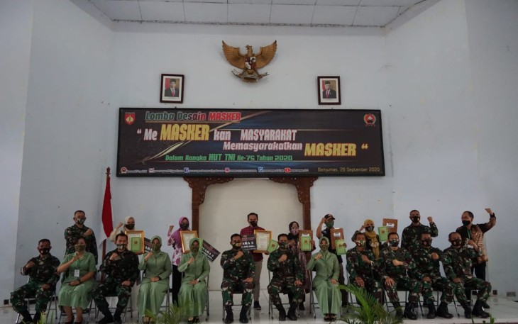 Danrem 071/Wijaya Kusuma Kolonel Inf. Dwi Lagan Safrudin, S.I.P., Kepala Staf Korem, Para Kasi, Dandim 0736/Batang Letkol Inf. Dwison Evianto, Para Dandim Jajaran, Ibu Ketua Persit Kartika Chandra Kirana (KCK) Koorcab Korem 071/Wijaya Kusuma, Ny. Dewi  Dwi Lagan serta Para Peserta Lomba berfoto bersama di Aula Ahmad Yani Senin 28/9/2020